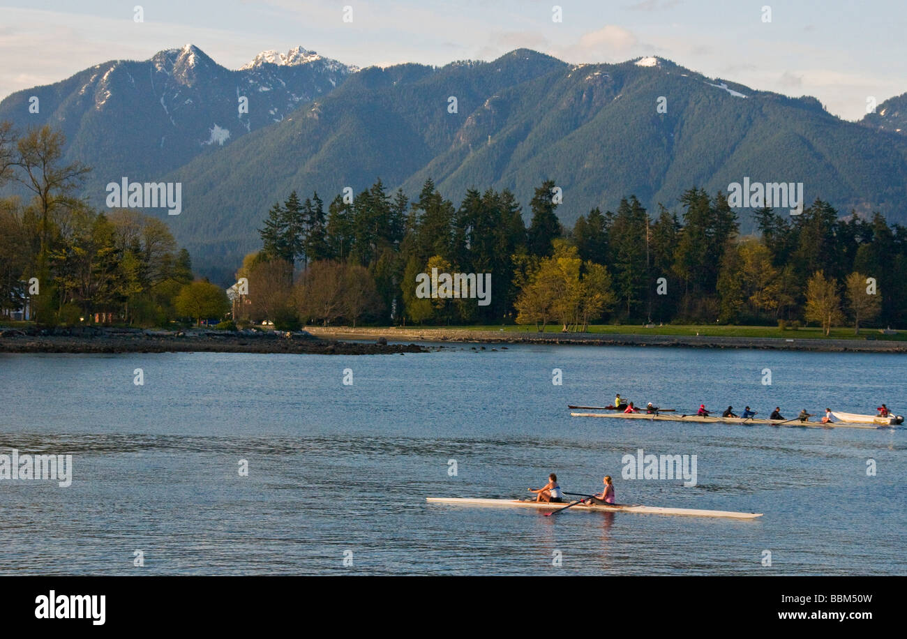 Vista del Parco di Stanley Vancouver con persone fare kayak in parte anteriore Foto Stock