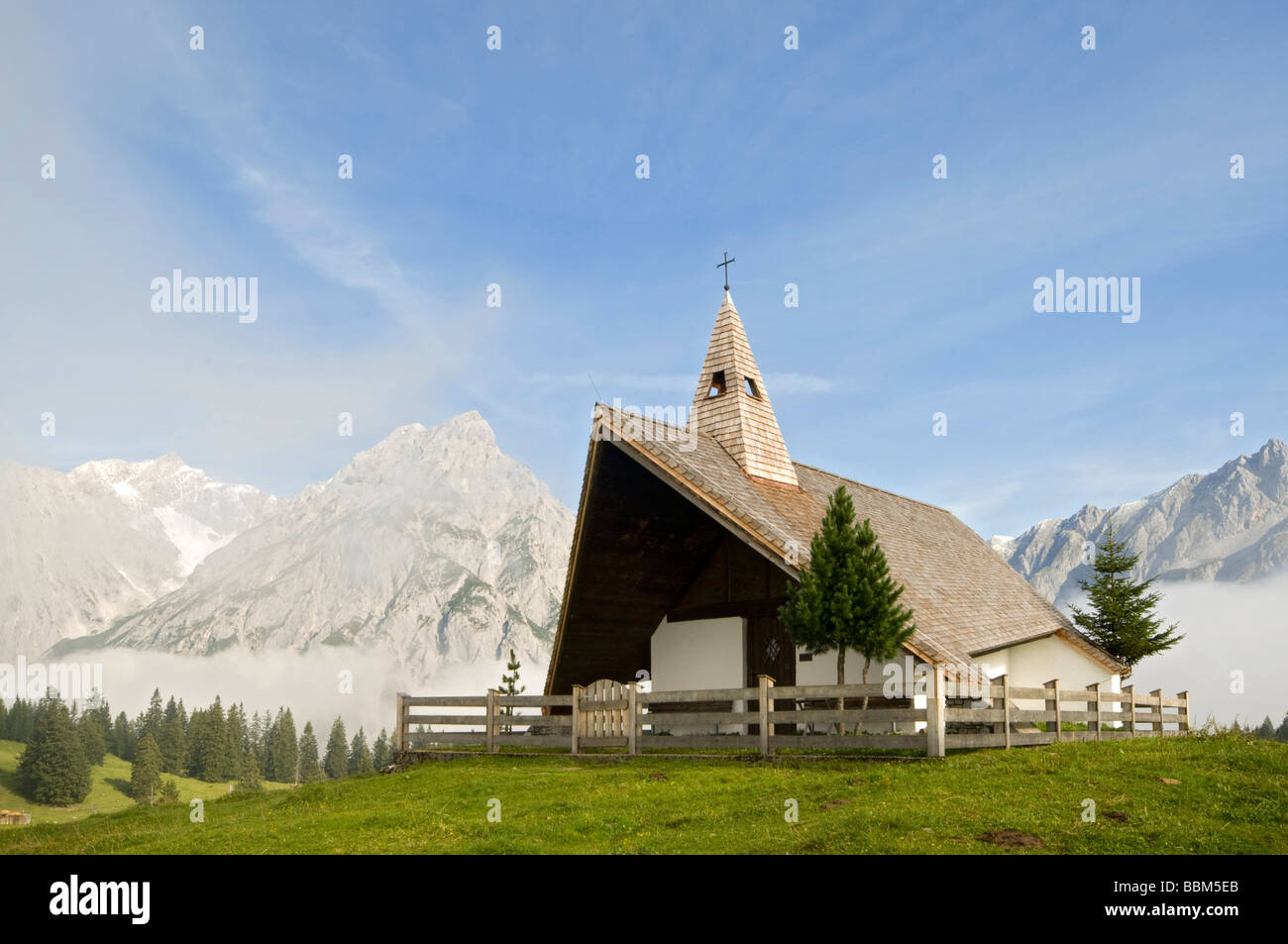 Alp cappella, Walder alp, Karwendel mountain range in retro, Vomper mountain range, Gnadenwald district, Tirolo, Austria, Europa Foto Stock