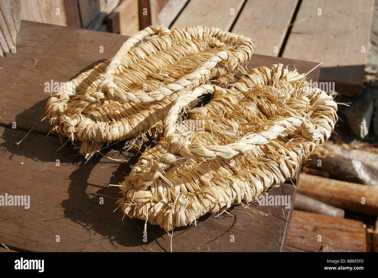 Pantofole di paglia immagini e fotografie stock ad alta risoluzione - Alamy