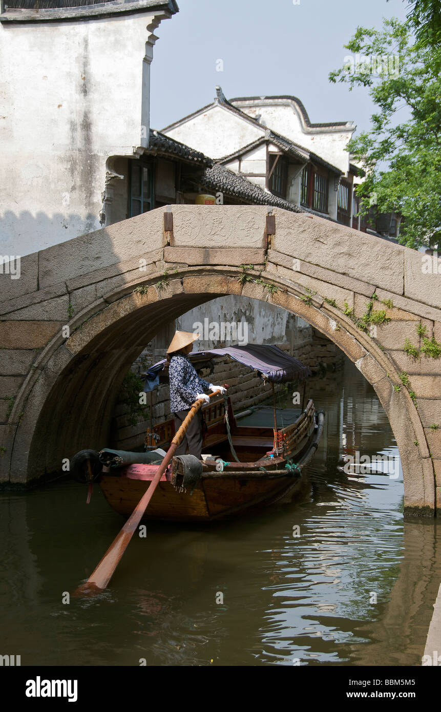 Canal Boat e ponte in pietra antica città d'acqua di Zhouzhuang Jiangsu in Cina Foto Stock