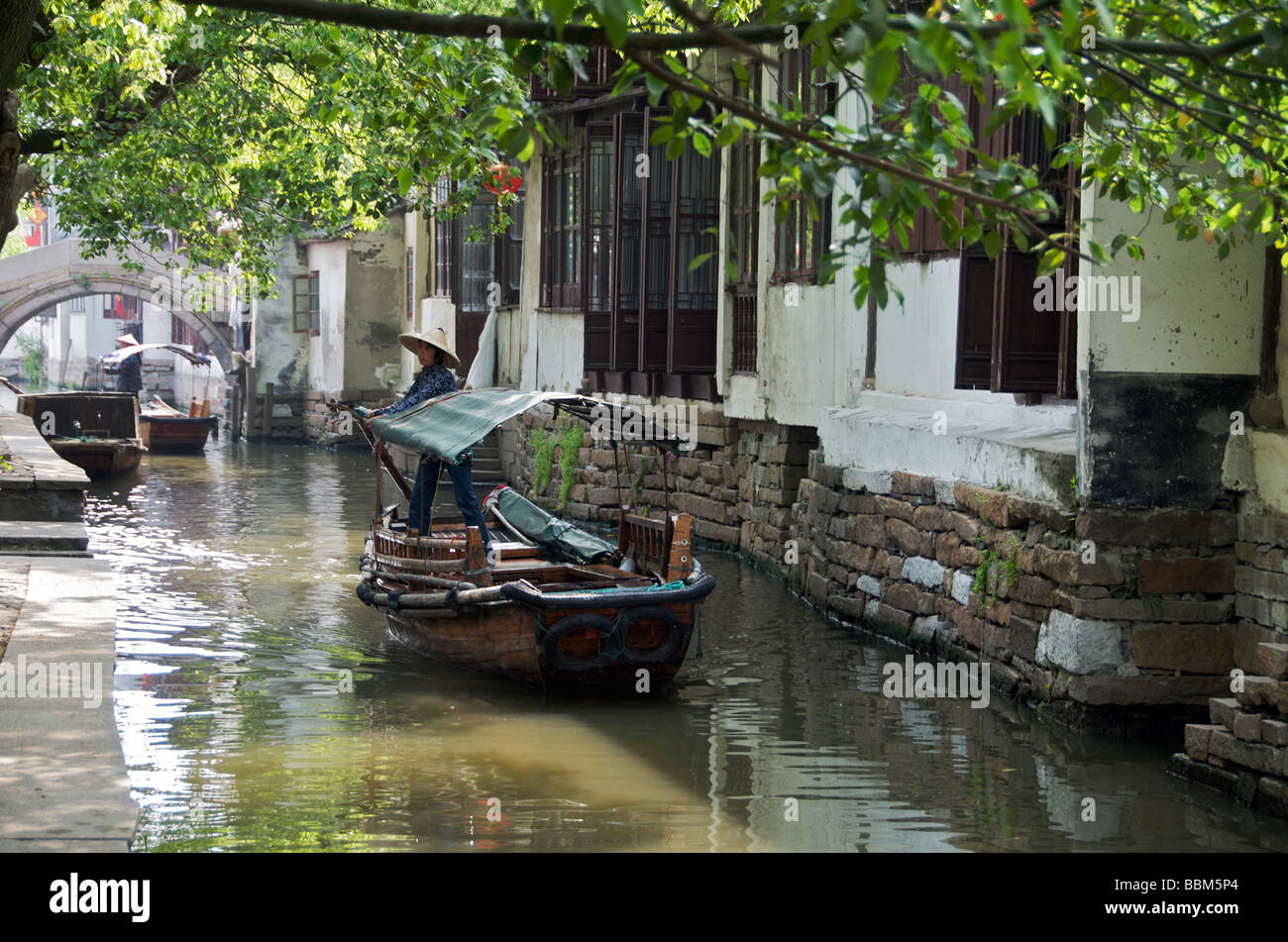 Canal Boat nell'antica città d'acqua di Zhouzhuang Jiangsu in Cina Foto Stock