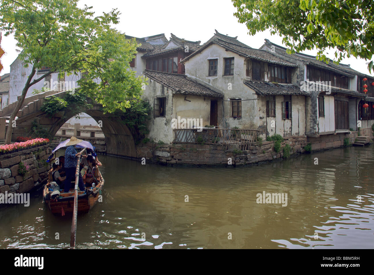 Canal Boat nell'antica città d'acqua di Zhouzhuang Jiangsu in Cina Foto Stock