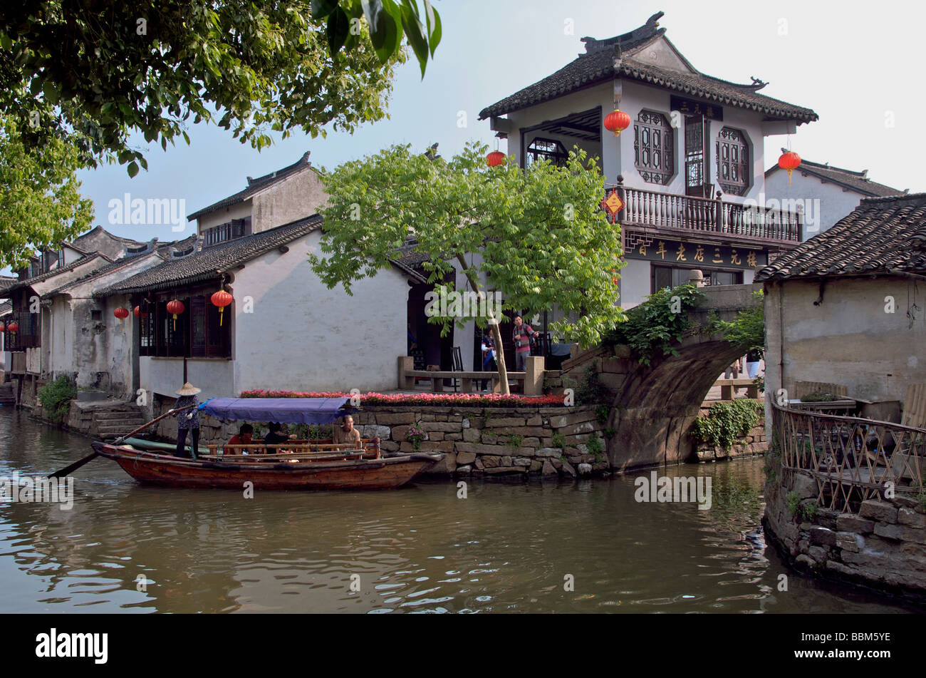 Canal Boat nell'antica città d'acqua di Zhouzhuang Jiangsu in Cina Foto Stock