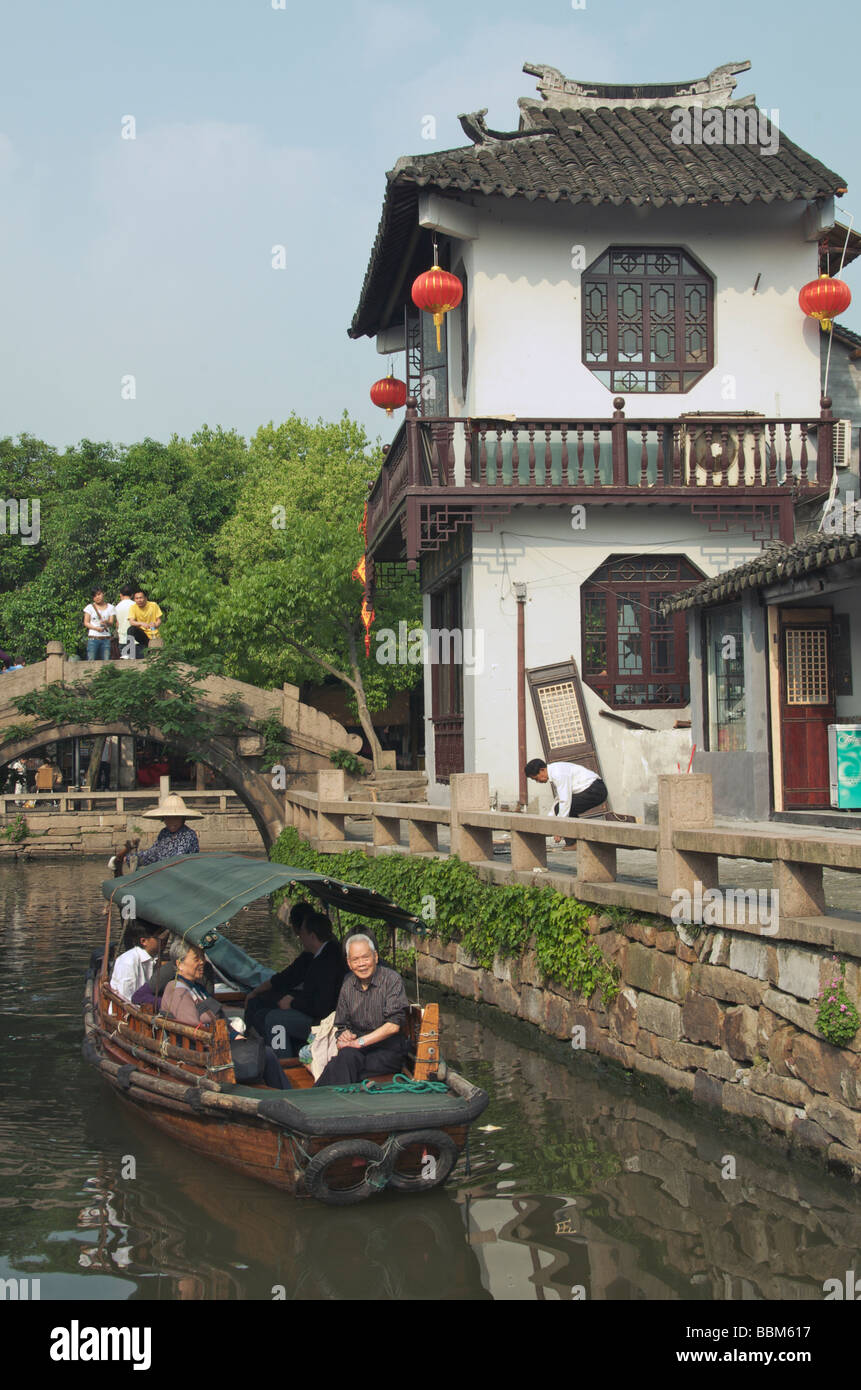 Canal Boat nell'antica città d'acqua di Zhouzhuang Jiangsu in Cina Foto Stock