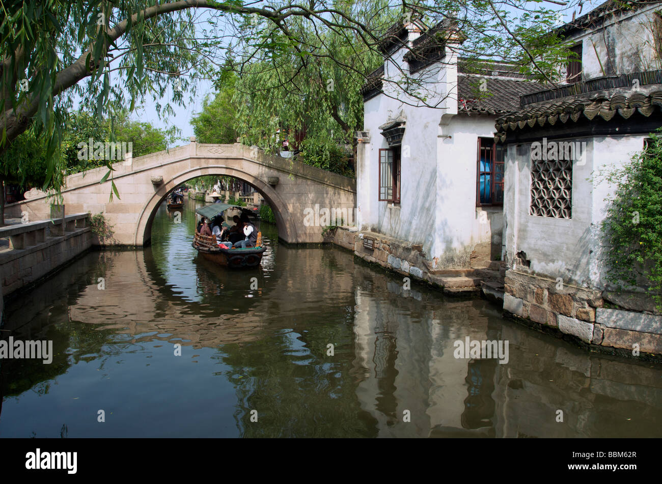 Canal nell'antica città d'acqua di Zhouzhuang Jiangsu in Cina Foto Stock