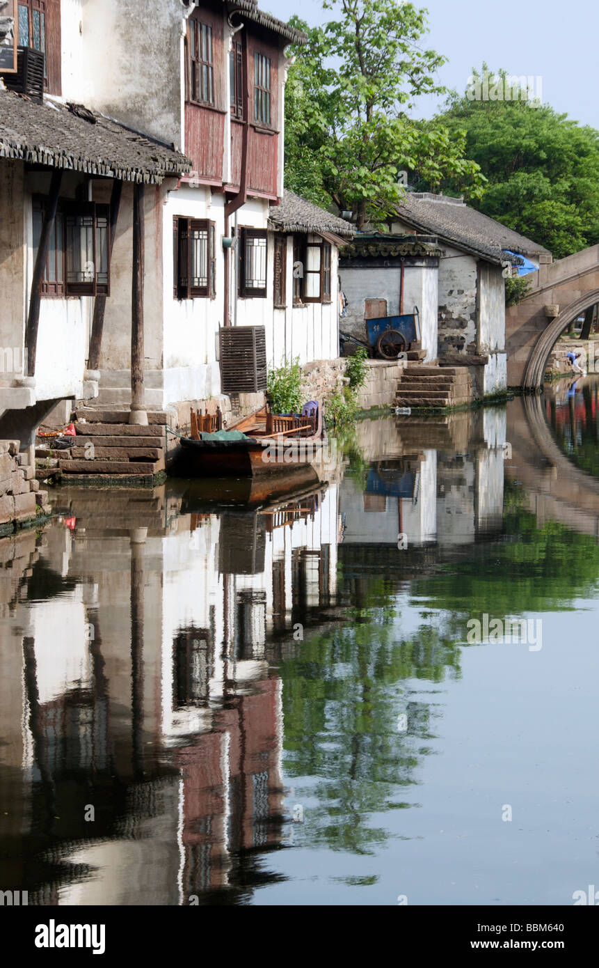 Canal nell'antica città d'acqua di Zhouzhuang Jiangsu in Cina Foto Stock
