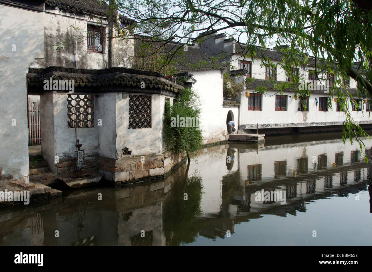 Canal nell'antica città d'acqua di Zhouzhuang Jiangsu in Cina Foto Stock