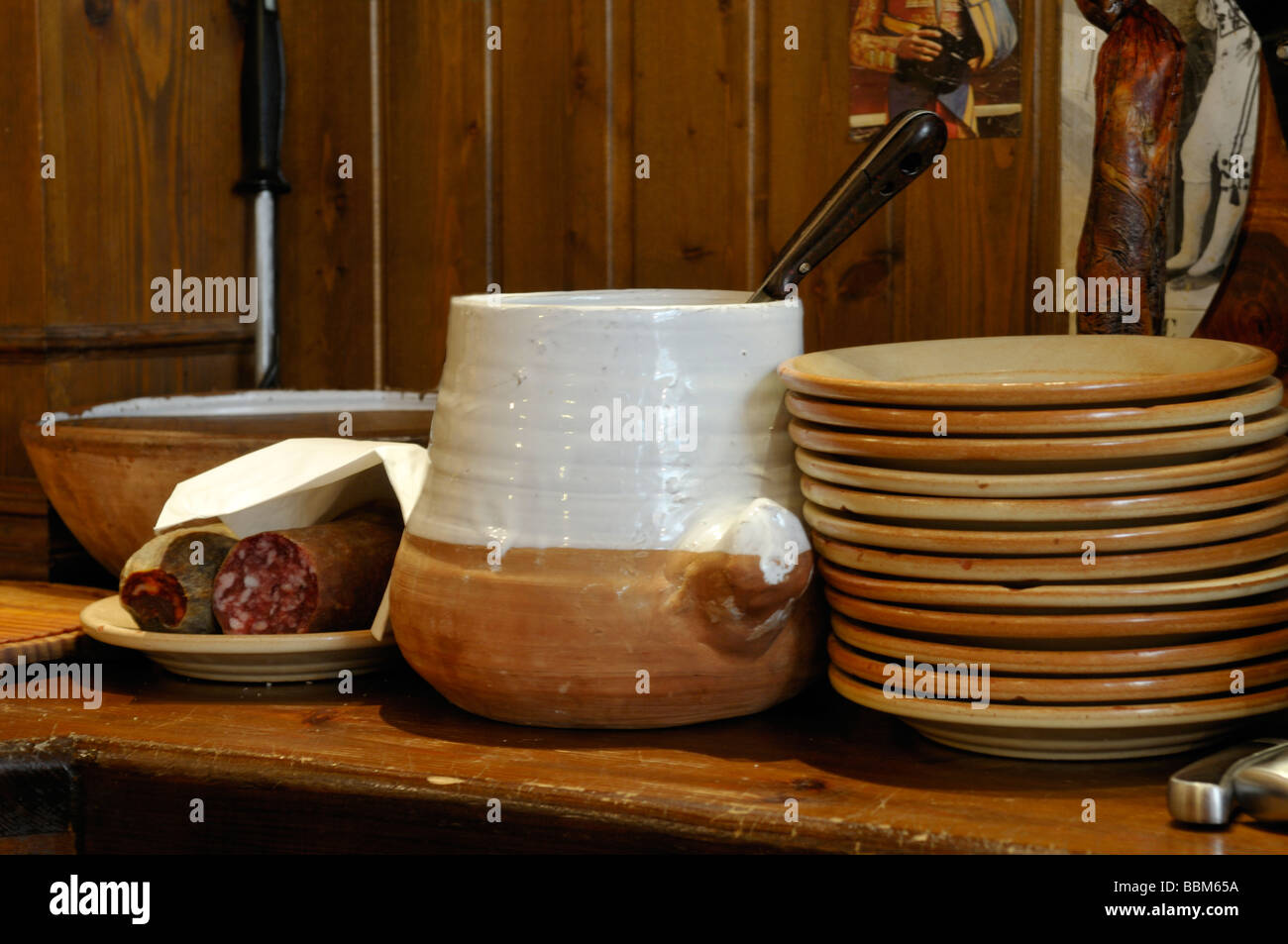 Pila di piastre ciotola e salsiccia closeup nel ristorante bar Foto Stock