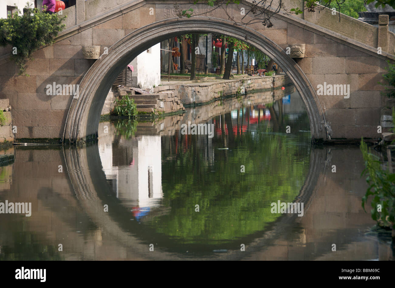 Ponte Longxing nell'antica città d'acqua di Zhouzhuang Jiangsu in Cina Foto Stock