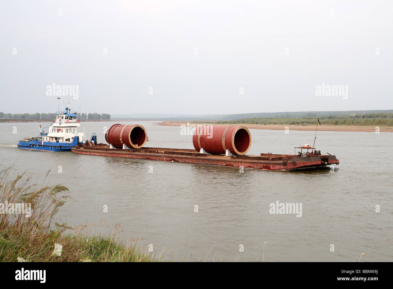Industriale del trasporto merci sul fiume in nave con intrusione Foto Stock
