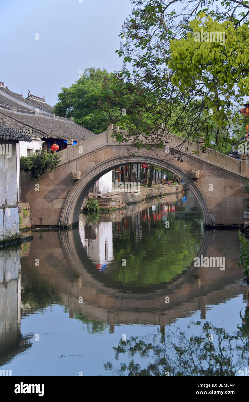 Ponte Longxing nell'antica città d'acqua di Zhouzhuang Jiangsu in Cina Foto Stock