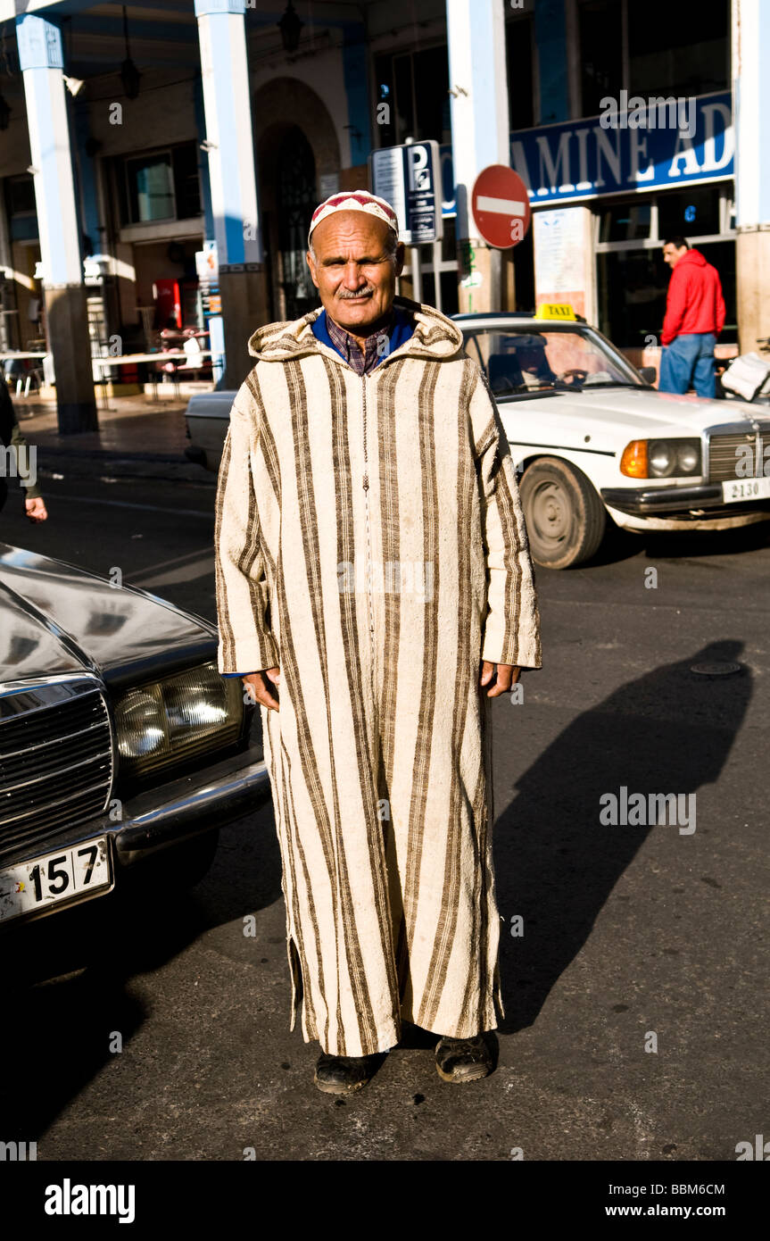 Un marocchino uomo vestito con il suo tradizionale Jalaba Foto stock - Alamy