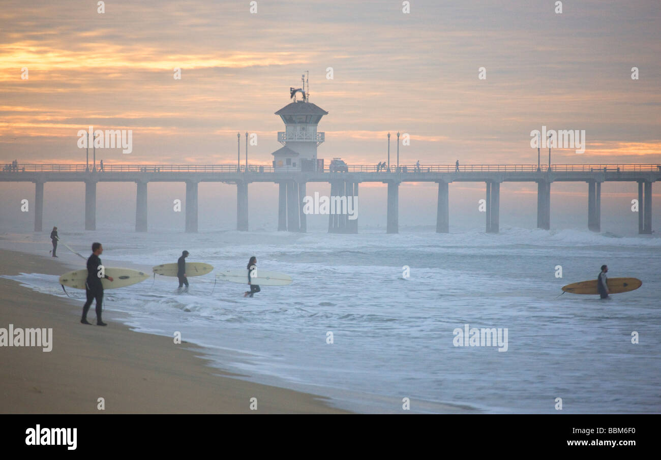 Surfers vicino al molo Huntington Beach Orange County in California Foto Stock