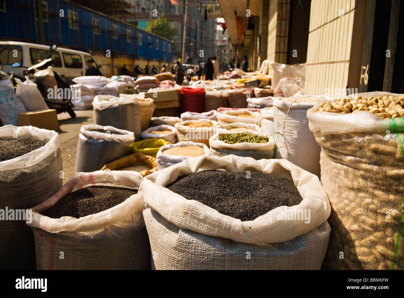 Sacchi di sementi e i grani ad street market, Shanghai, Cina Foto Stock