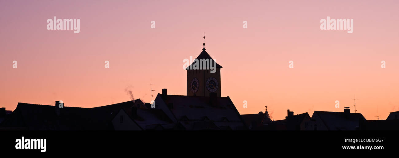 Silhouette di Turm torre e dello skyline della città di Regensburg, Baviera, Germania Foto Stock