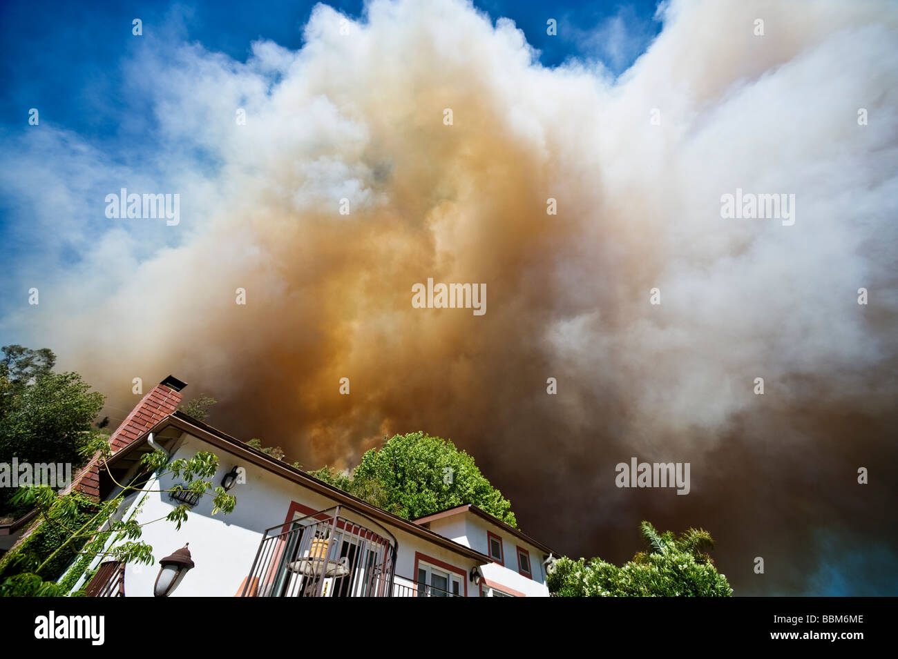 Il fumo proveniente da Jesusita fire riempie il cielo sopra casa nella zona di evacuazione, Santa Barbara, California, 6 maggio 2009 Foto Stock