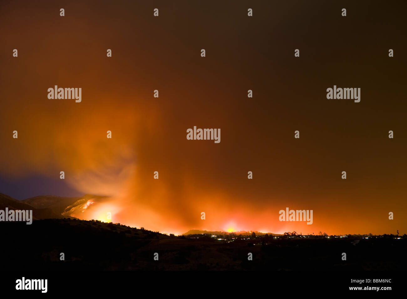 Jesusita fuoco arde nelle colline sopra Santa Barbara, California, giovedì 7 maggio, 2009 Foto Stock