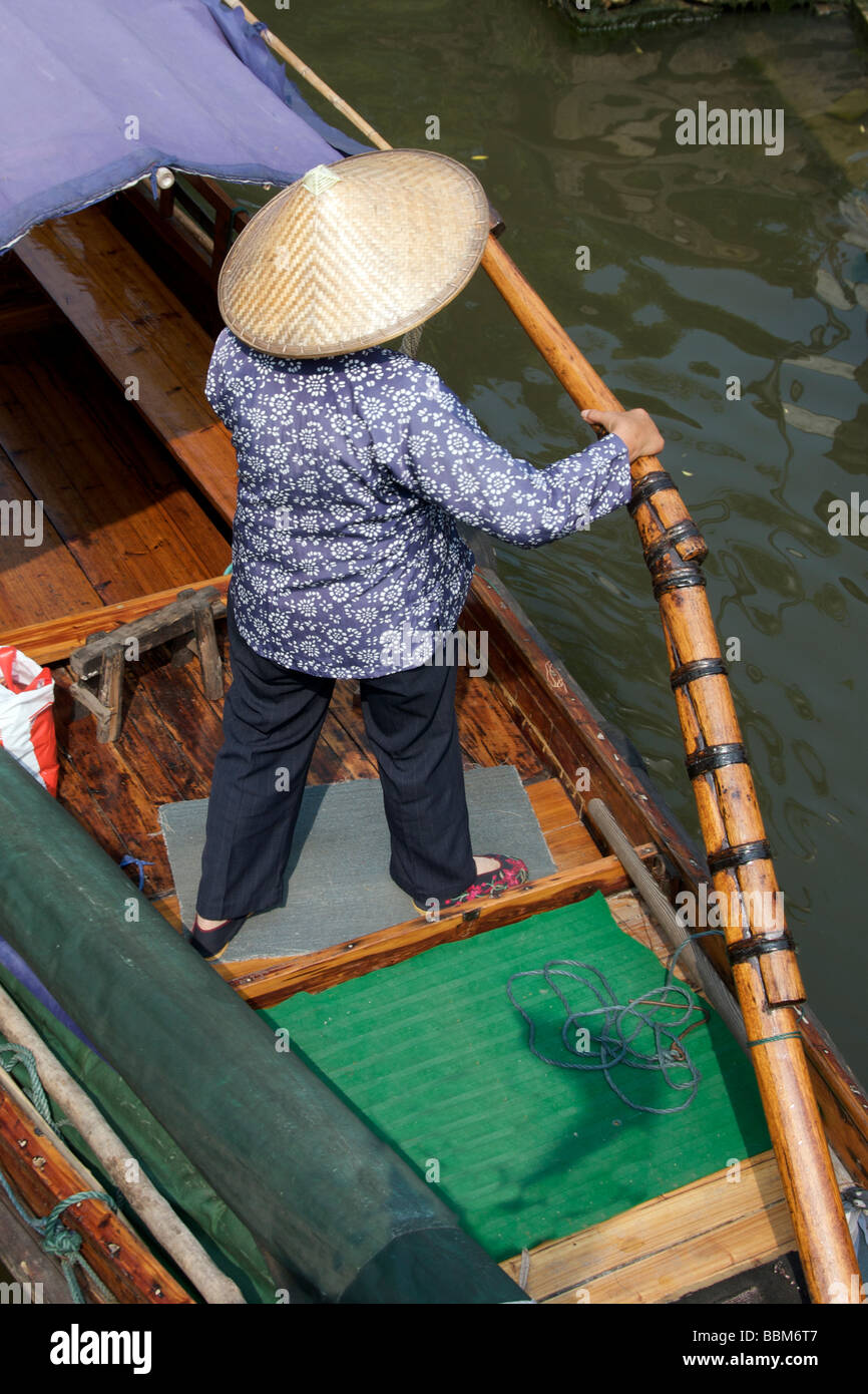 Top Shot oarswoman nell'antica città d'acqua di Zhouzhuang Jiangsu in Cina Foto Stock