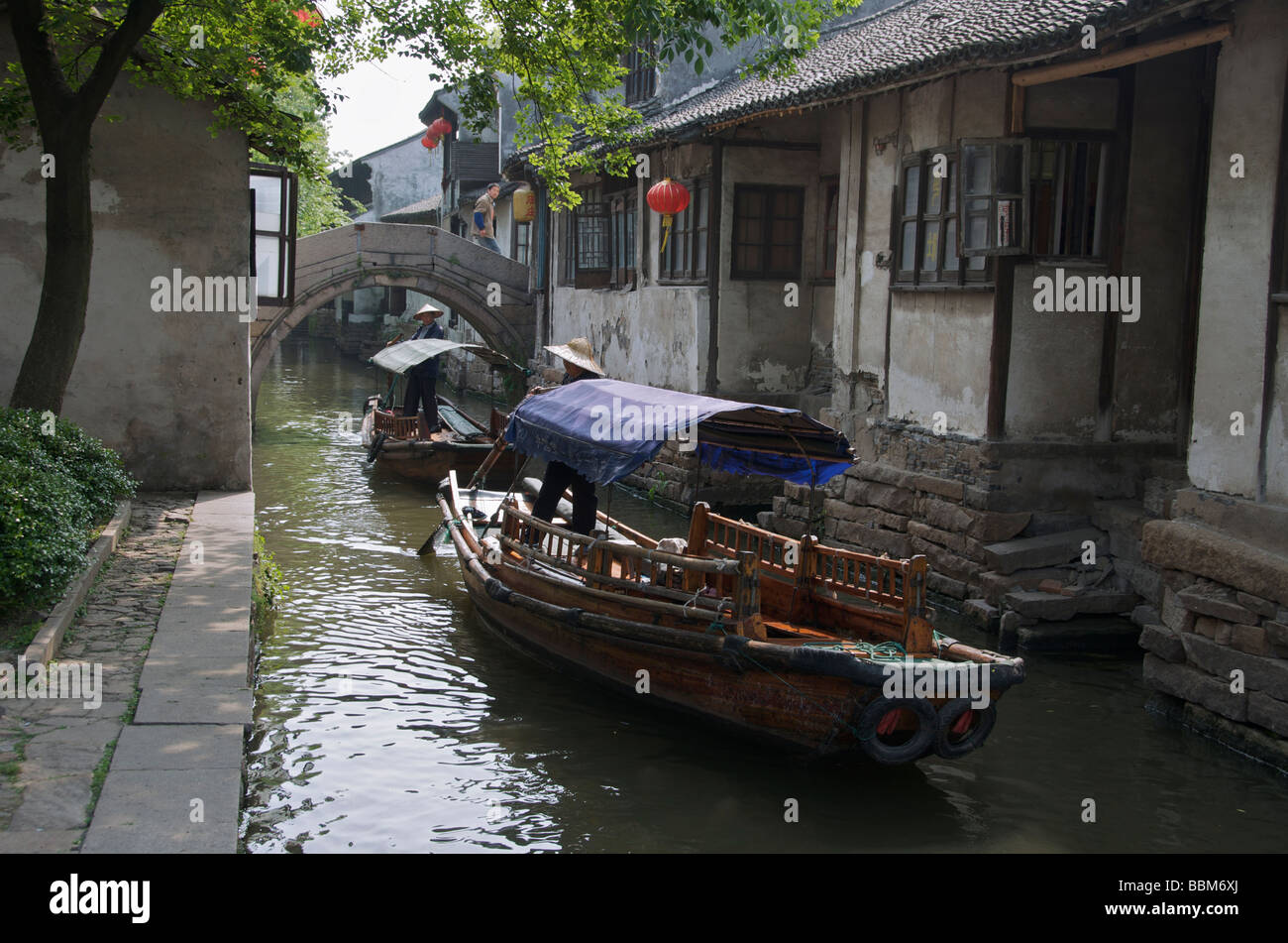 Tipico canale in scena la antica città di acqua di Zhouzhuang Jiangsu in Cina Foto Stock
