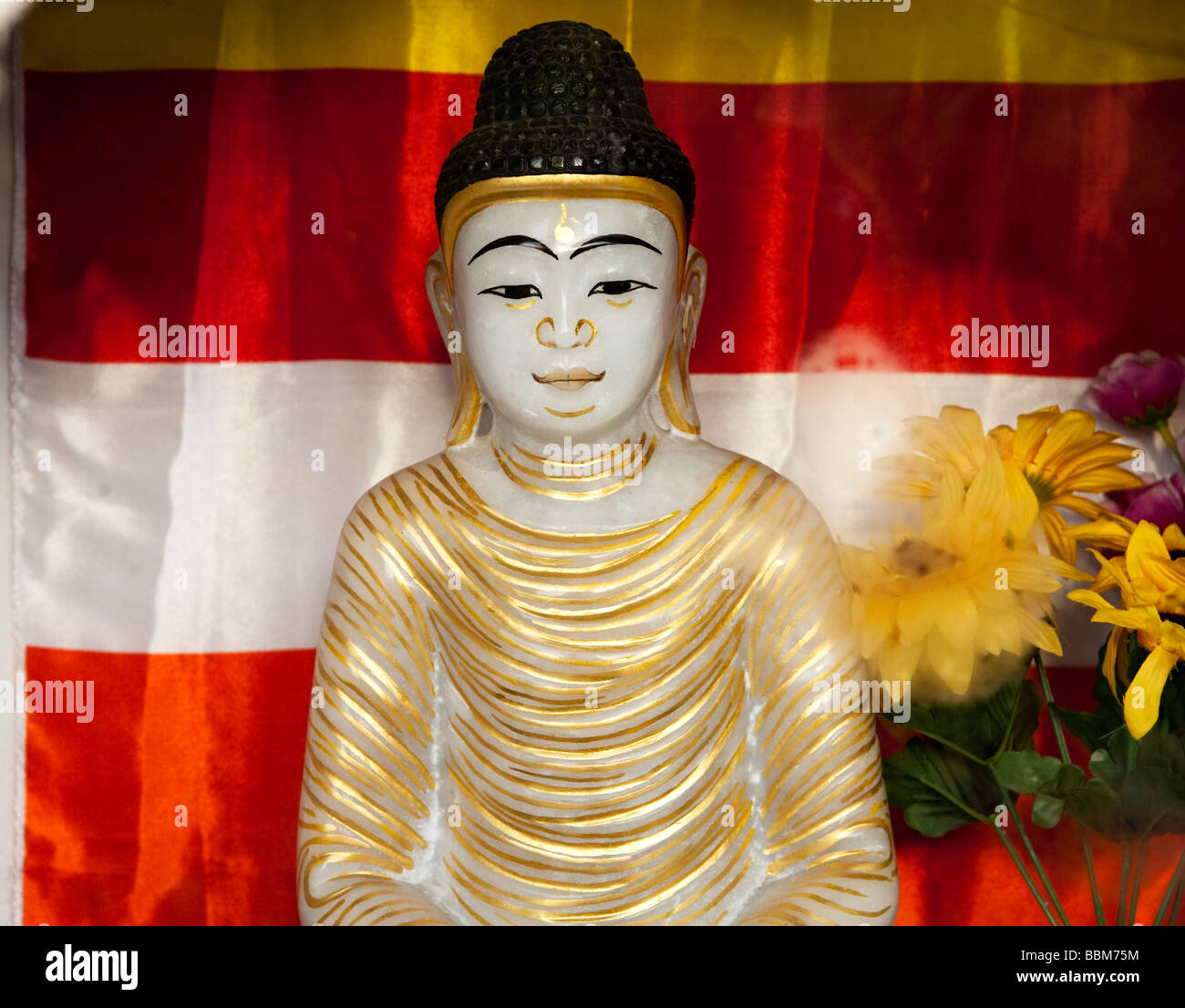 Un piccolo Buddha a Mulgandha Vihar Tempio Sarnath Varanasi Uttar Pradesh, India Foto Stock