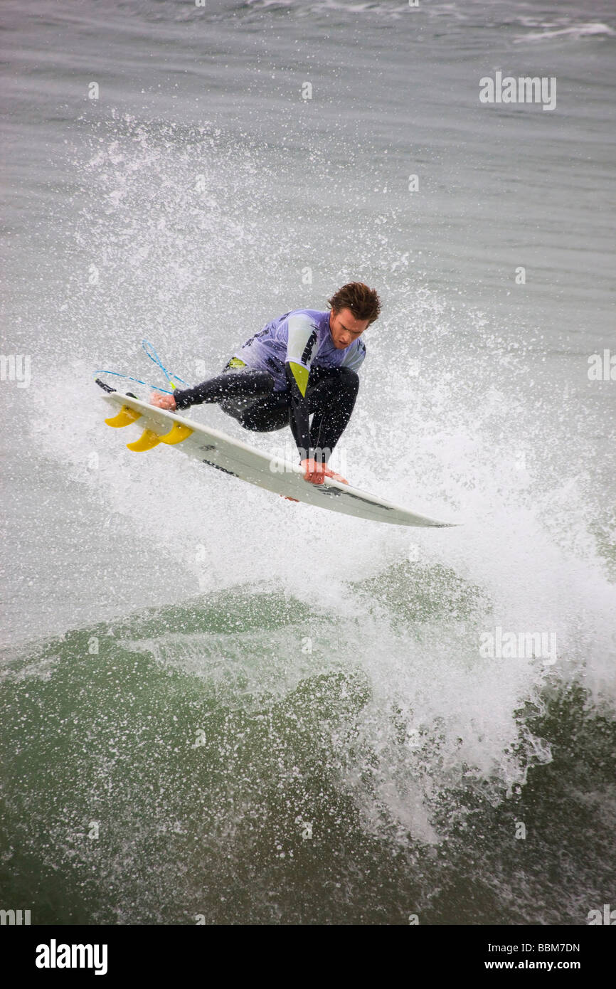 Brett Simpson competere nel Katin Pro Am gara di surf a Huntington Beach Pier Orange County in California Foto Stock