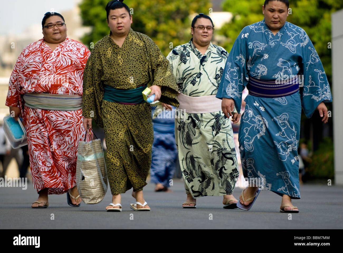 Lottatori di Sumo lasciando Tokyo Sumo Stadium Foto Stock