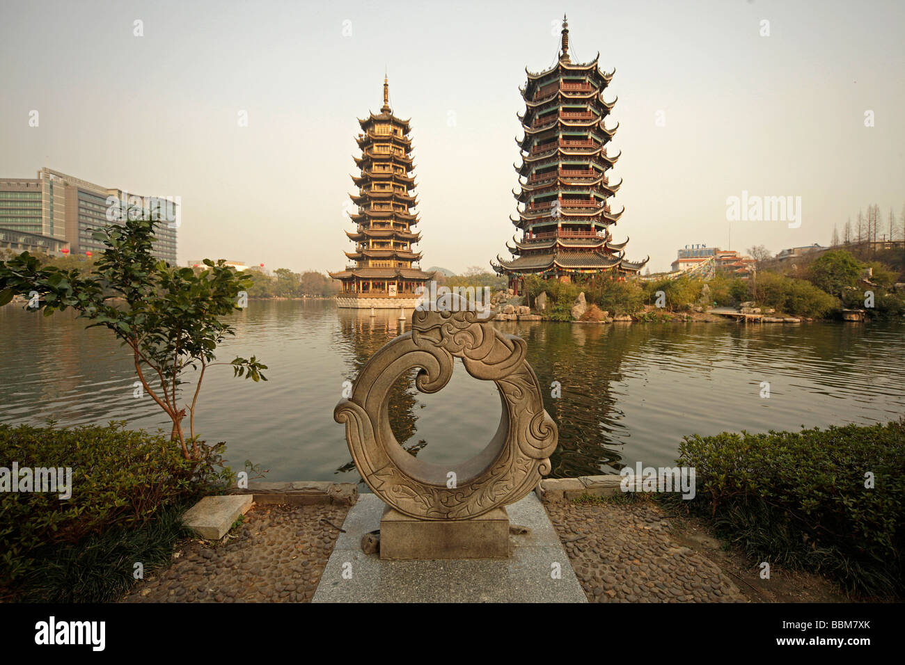 Il lago Shanhu con pagode chiamato luna e sole nella città cinese di Guilin, Guangxi, Cina e Asia Foto Stock