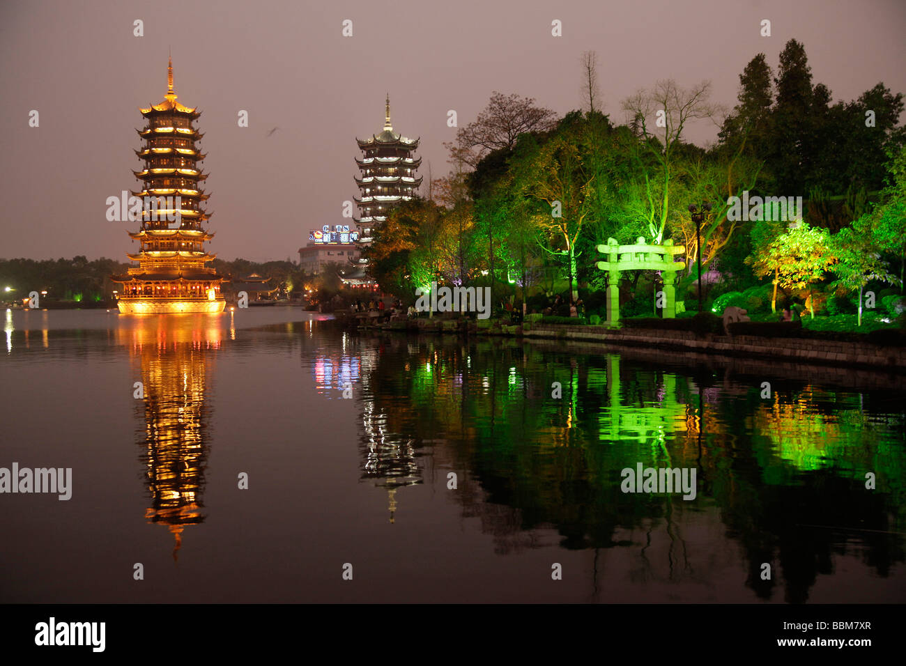 Il lago Shanhu con colori vivaci pagode illuminati chiamato luna e sole nella città cinese di Guilin, Guangxi, Cina e Asia Foto Stock