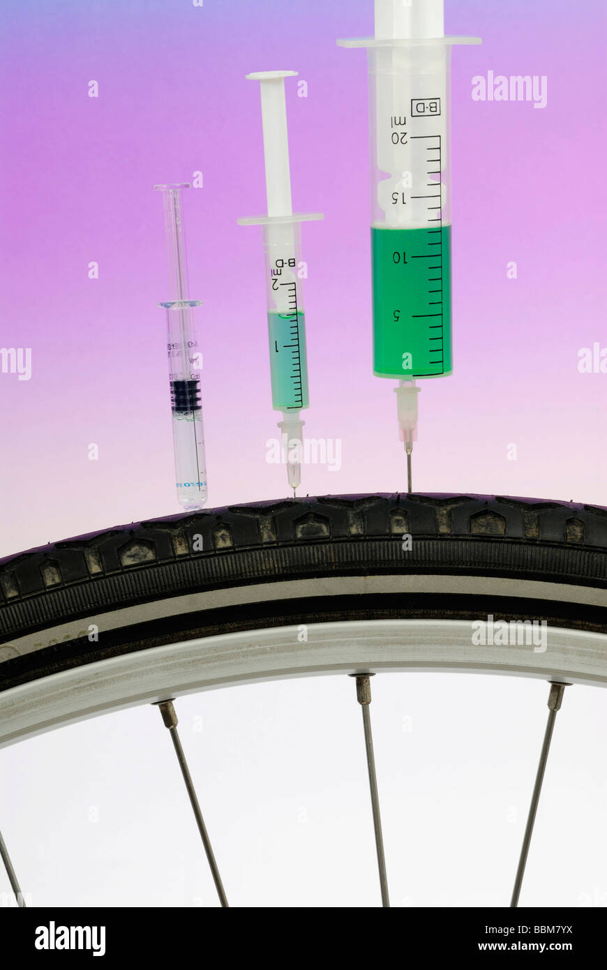 Gli aghi di iniezione in un ciclo di corsa pneumatico, immagine simbolica per il doping nel ciclismo Foto Stock