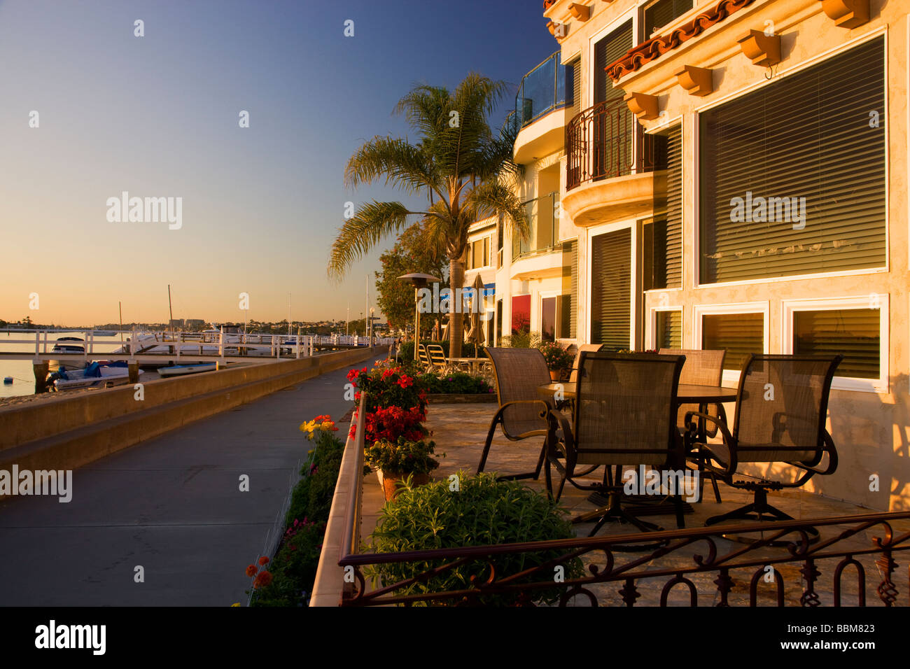 Passeggiata panoramica attorno all'Isola Balboa Newport Beach Orange County in California Foto Stock