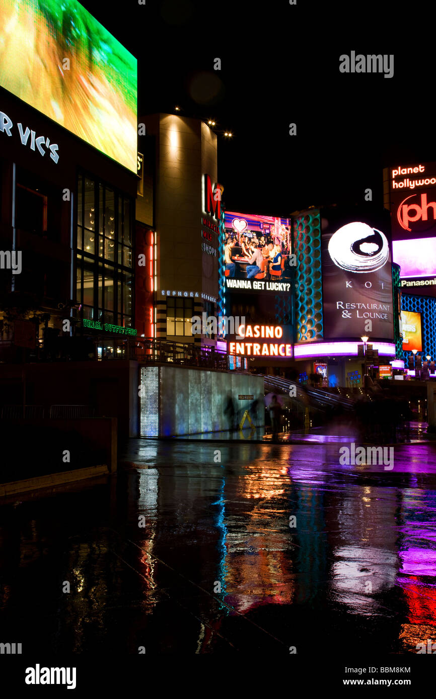 Guardando verso il Planet Hollywood Hotel and Casino e al Miracle Mile Shops sulla striscia di notte Las Vegas Nevada Foto Stock