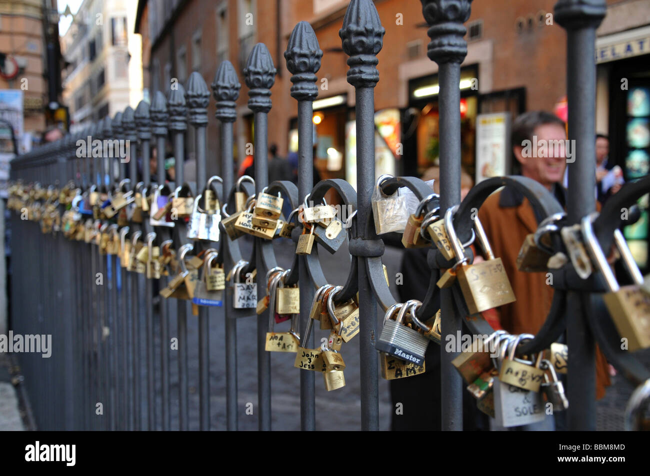 Lucchetti, Chiesa Santi Vincenzo e Anastasio, centro storico, Roma, Italia Foto Stock