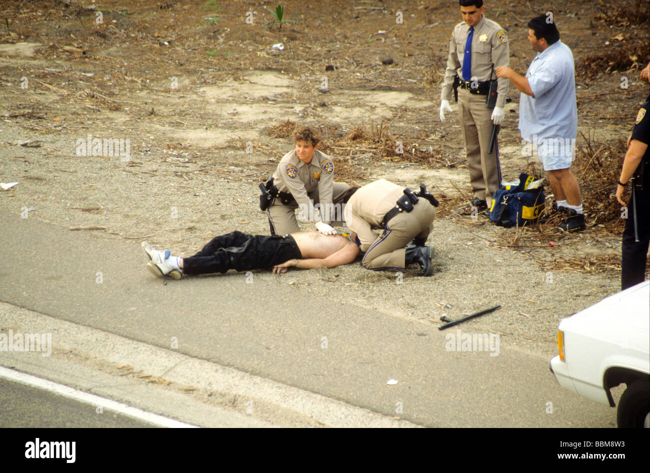 California highway patrol chp rcp di emergenza soccorso medico prigioniero di trattamento manette sfuggire giuridici del diritto di forze di polizia Foto Stock