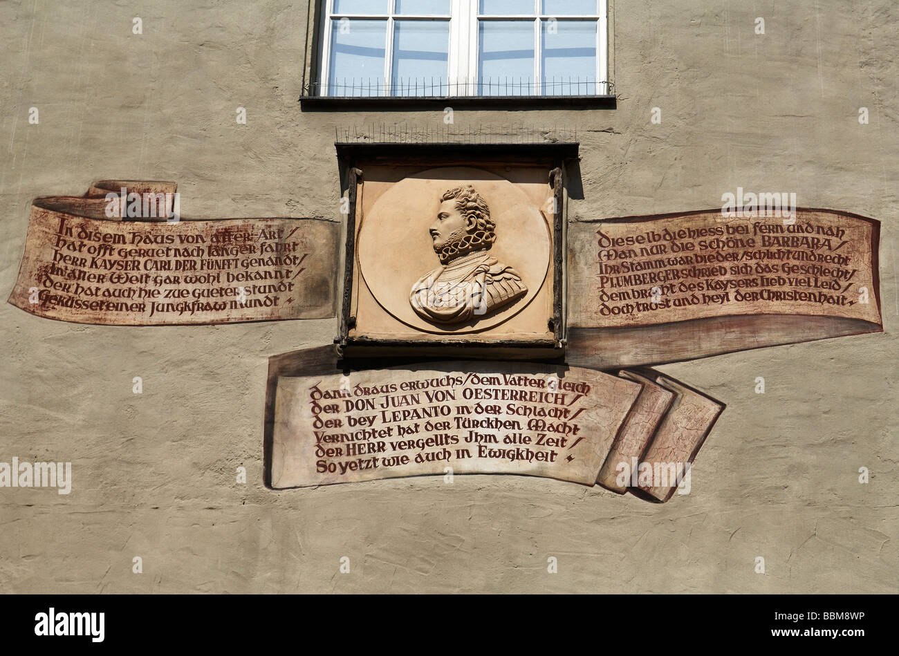 Ritratto di Don Juan e nomi di famosi ospiti su il Goldenes Kreuz ristorante, Regensburg, Bassa Baviera, Germania, Europa Foto Stock