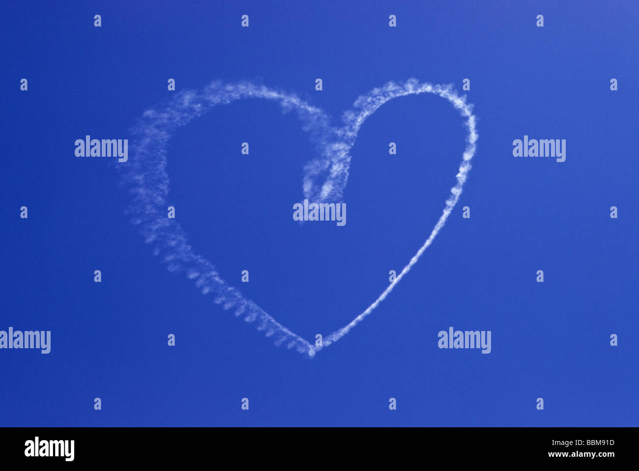 Skywrite cuore amore simbolo messaggio aereo aereo blu fumo bianco Foto Stock