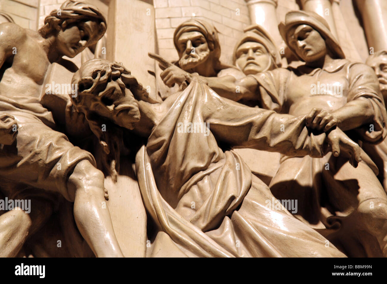 La scultura di Gesù che porta la croce Foto Stock