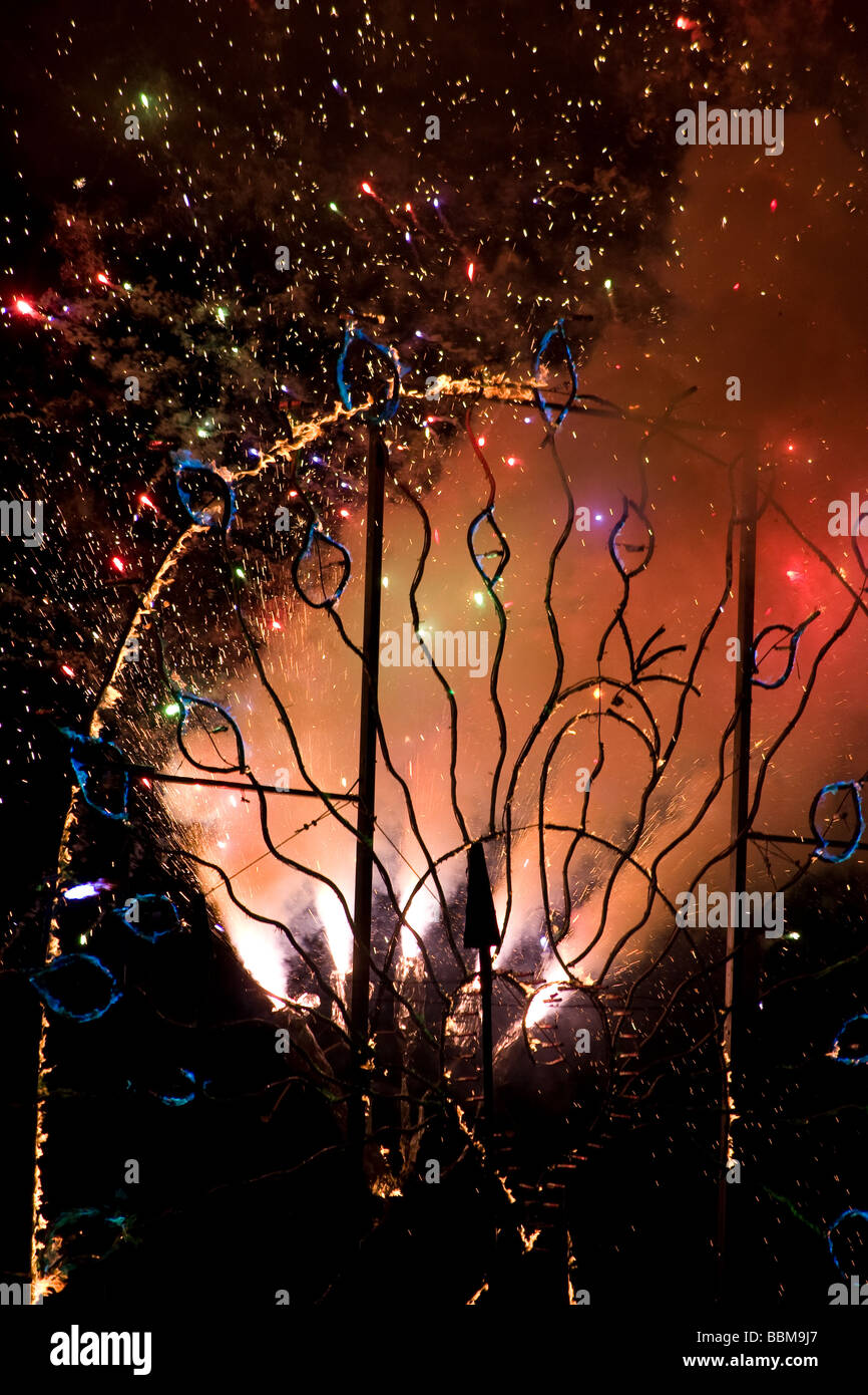Colori colorfull fuochi d'artificio pirotecnici notte display Medway fusibile Festival Riverside Chatham Kent England Regno Unito Europa Foto Stock