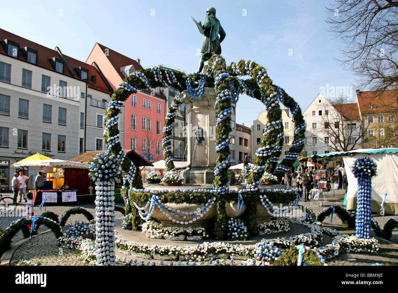 Fontana di pasqua, monumento di Kaiser Ludwig dei bavaresi, molla, Ingolstadt, Baviera, Germania, Europa Foto Stock