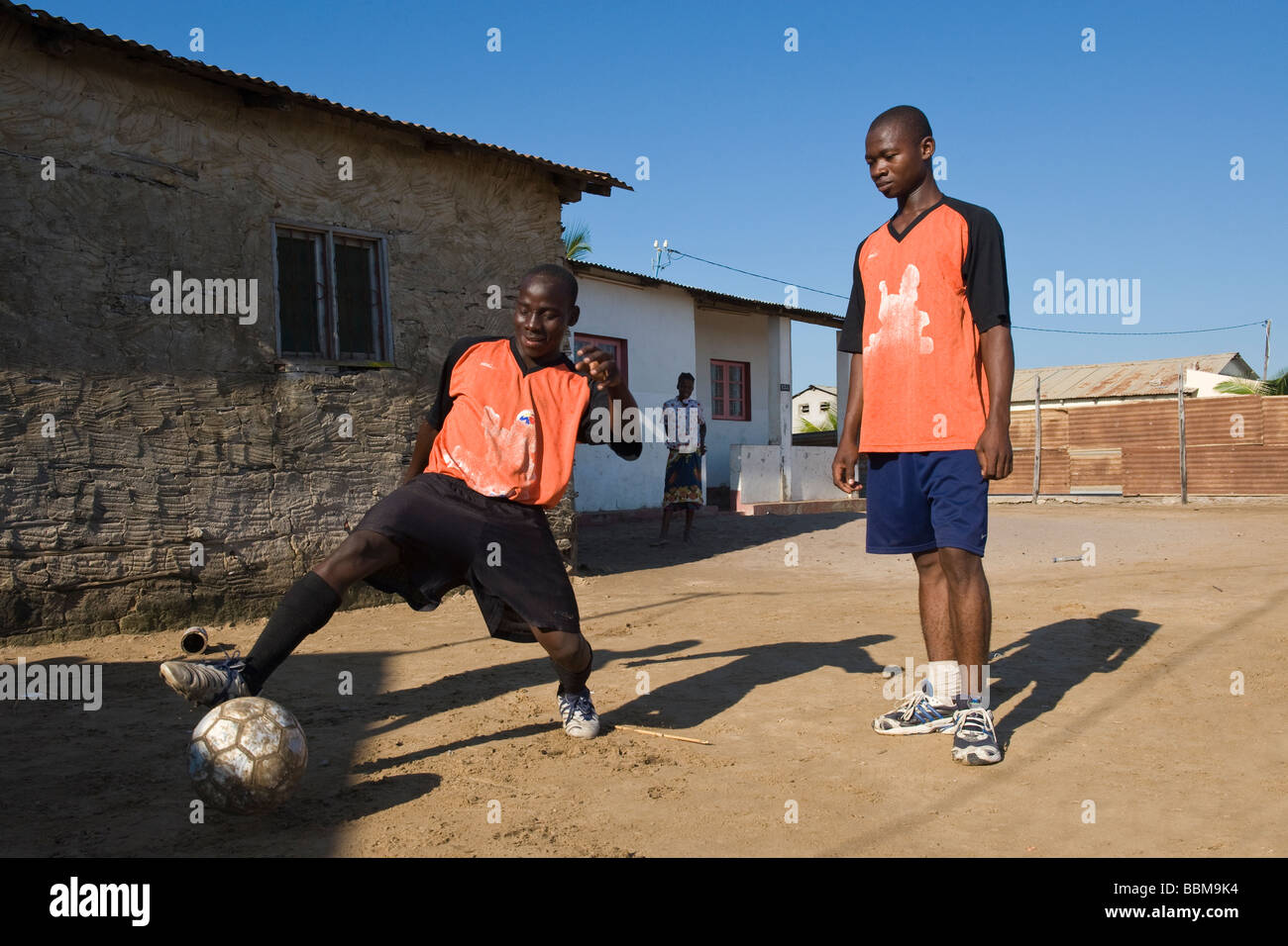 Ragazzi praticare la loro abilità calcistiche Quelimane Mozambico Foto Stock