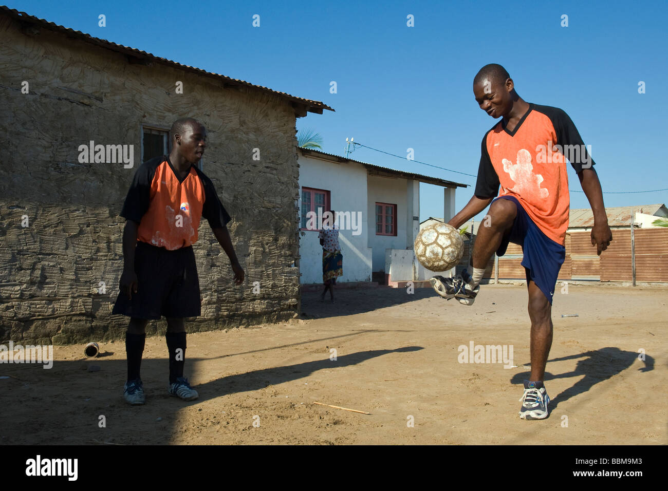 Ragazzi praticare la loro abilità calcistiche Quelimane Mozambico Foto Stock