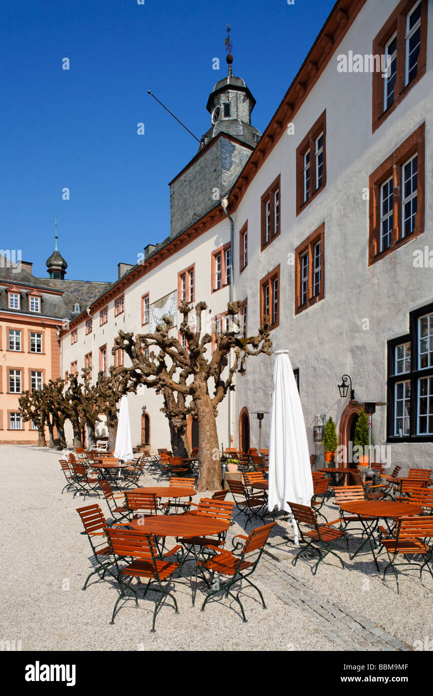 Ala Nord con ristorante 'Schloss-Schaenke', patio, Berleburg Castle, Bad Berleburg, distretto di Siegen-Wittgenstein, Rothaar Foto Stock