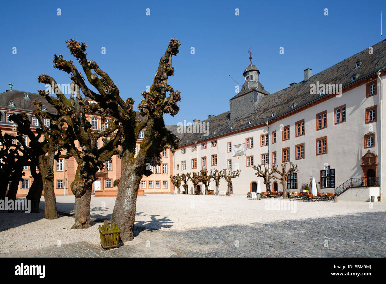 Piazza Castello con taglio salici e ala nord Berleburg Castle, Bad Berleburg, distretto di Siegen-Wittgenstein, Rothaarsteig, Foto Stock