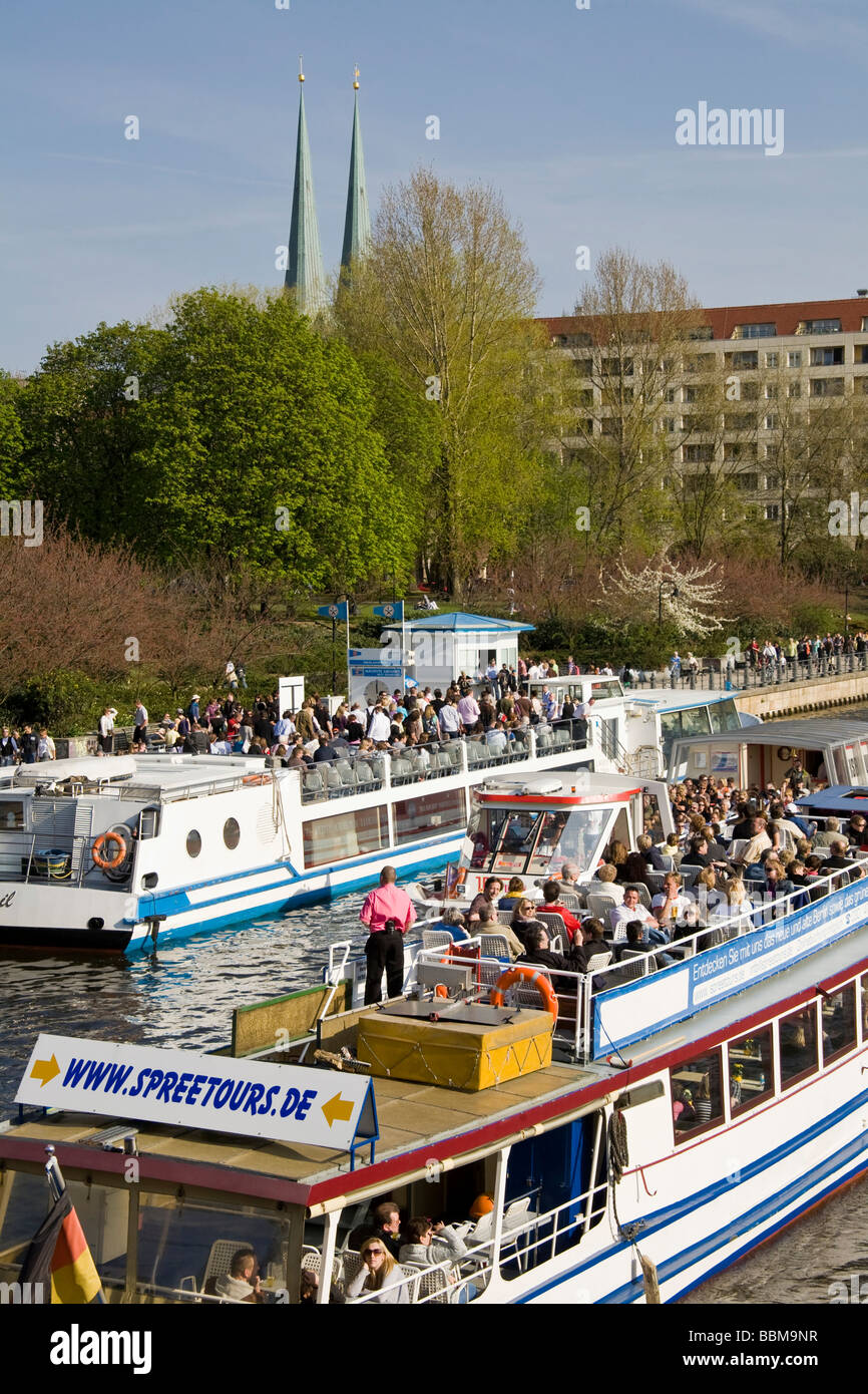 Escursione in barca attraverso Berlino, due imbarcazioni turistiche sul fiume Spree, distretto Nikolai nel retro, Berlin-Mitte Foto Stock