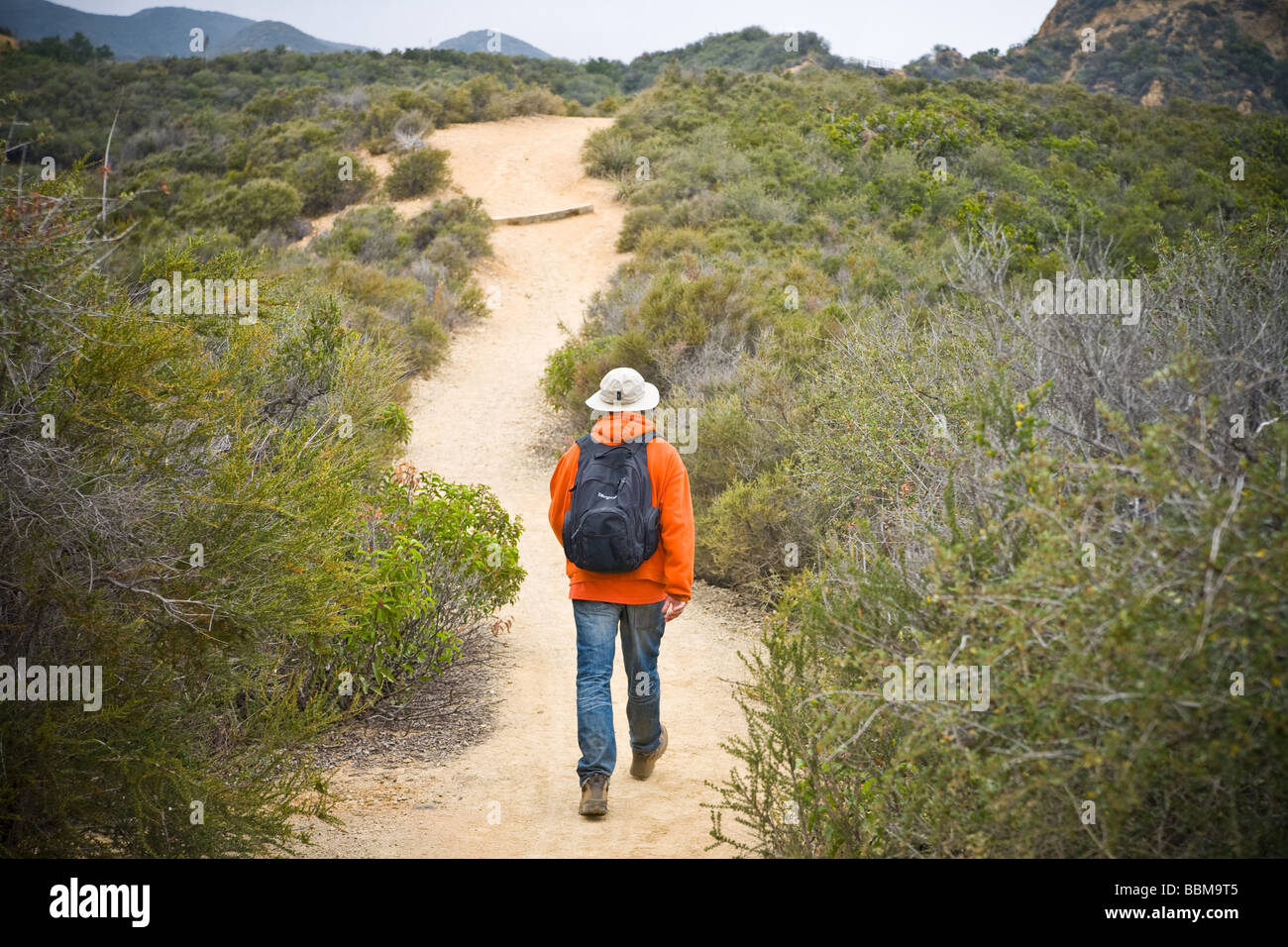 Escursionista sul backbone Trail in Santa Monica Mountains Foto Stock