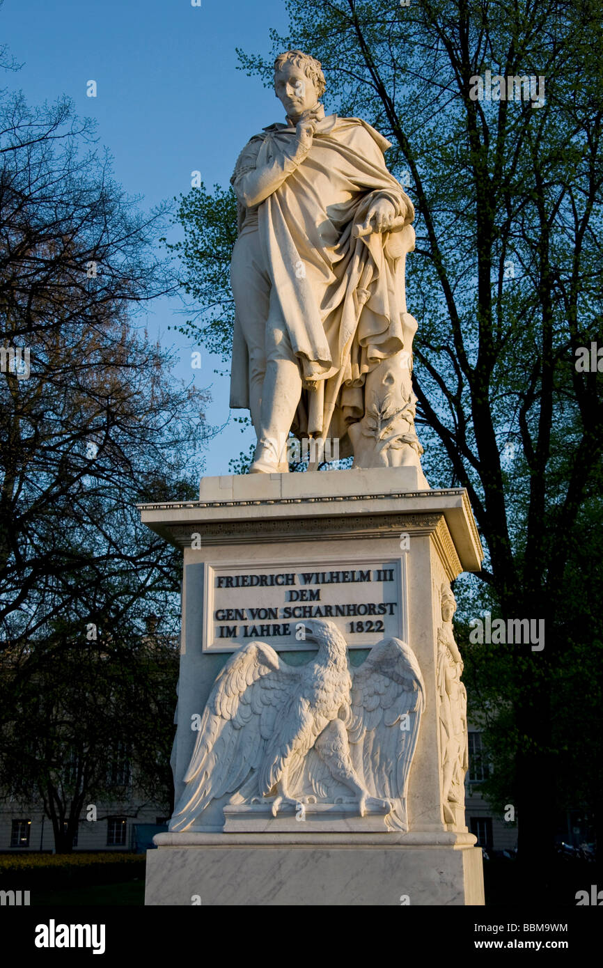 Statua del generale von Scharnhorst donata dall'Imperatore Federico Guglielmo III sulla piazza Bebelplatz, il viale Unter den Linden, Mitte di Foto Stock