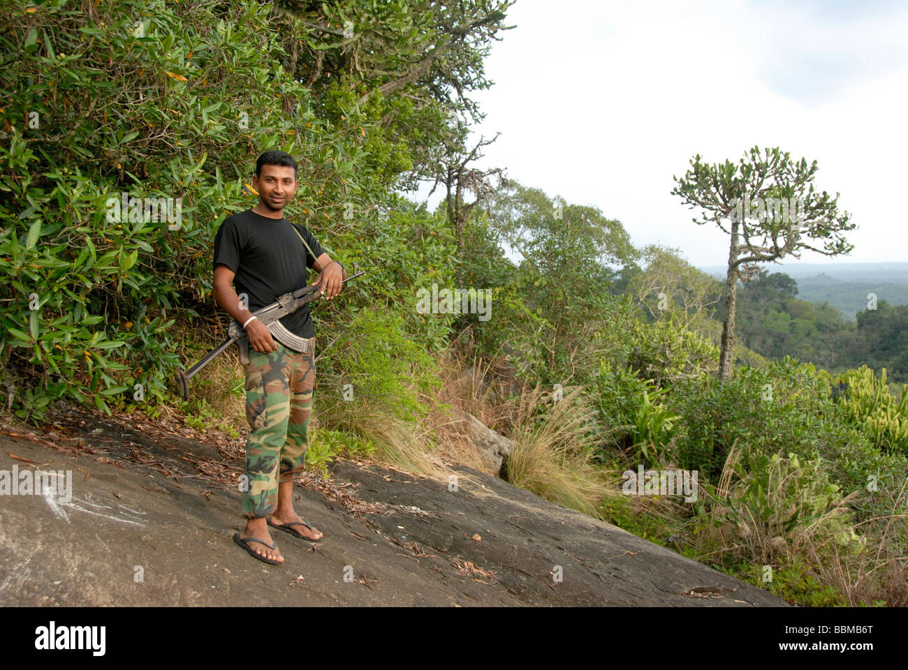 Di fucile da caccia armati nelle montagne, vicino al Tempio Mulgirigala, Vihara Mulkirigala, Ceylon, Sri Lanka, Sud Asia, Asia Foto Stock