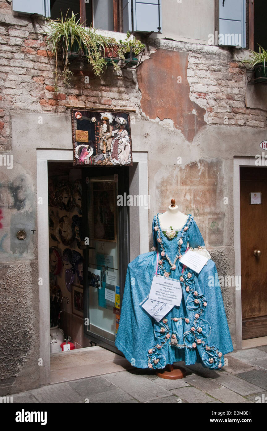 Manichino al di fuori di una maschera e costume negozio Cannaregio Venezia Italia Foto Stock