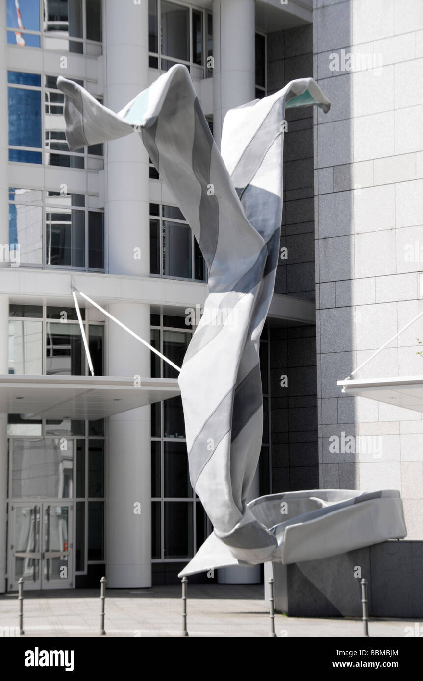 DZ Bank Building, oggetto d'arte tirante all'ingresso, il distretto bancario, Frankfurt am Main, Hesse, Germania, Europa Foto Stock
