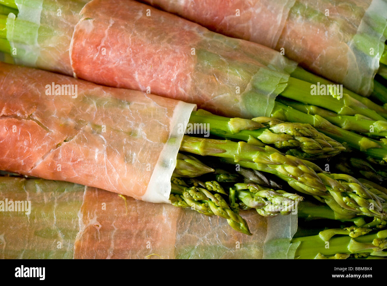 Gli asparagi verdi (asparagi) avvolto con prosciutto di Parma Foto Stock