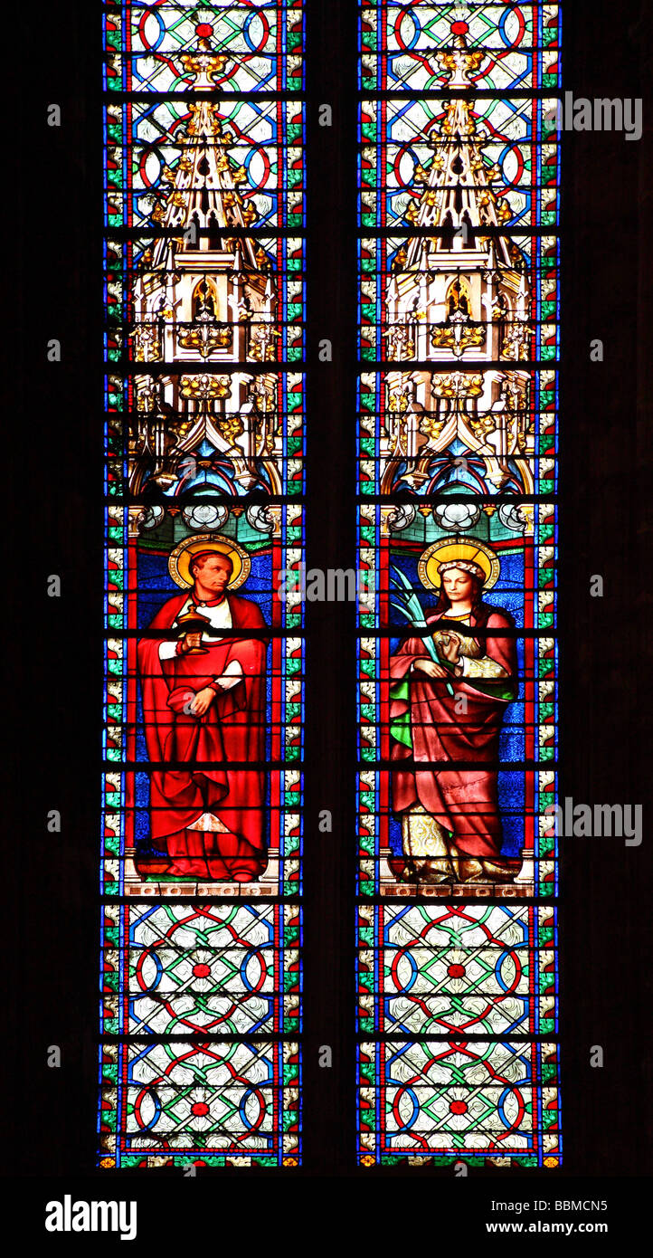 Il vetro macchiato Narbonne cattedrale gotica di San Giusto e santo Pasteur Languedoc-Roussillon Francia Foto Stock